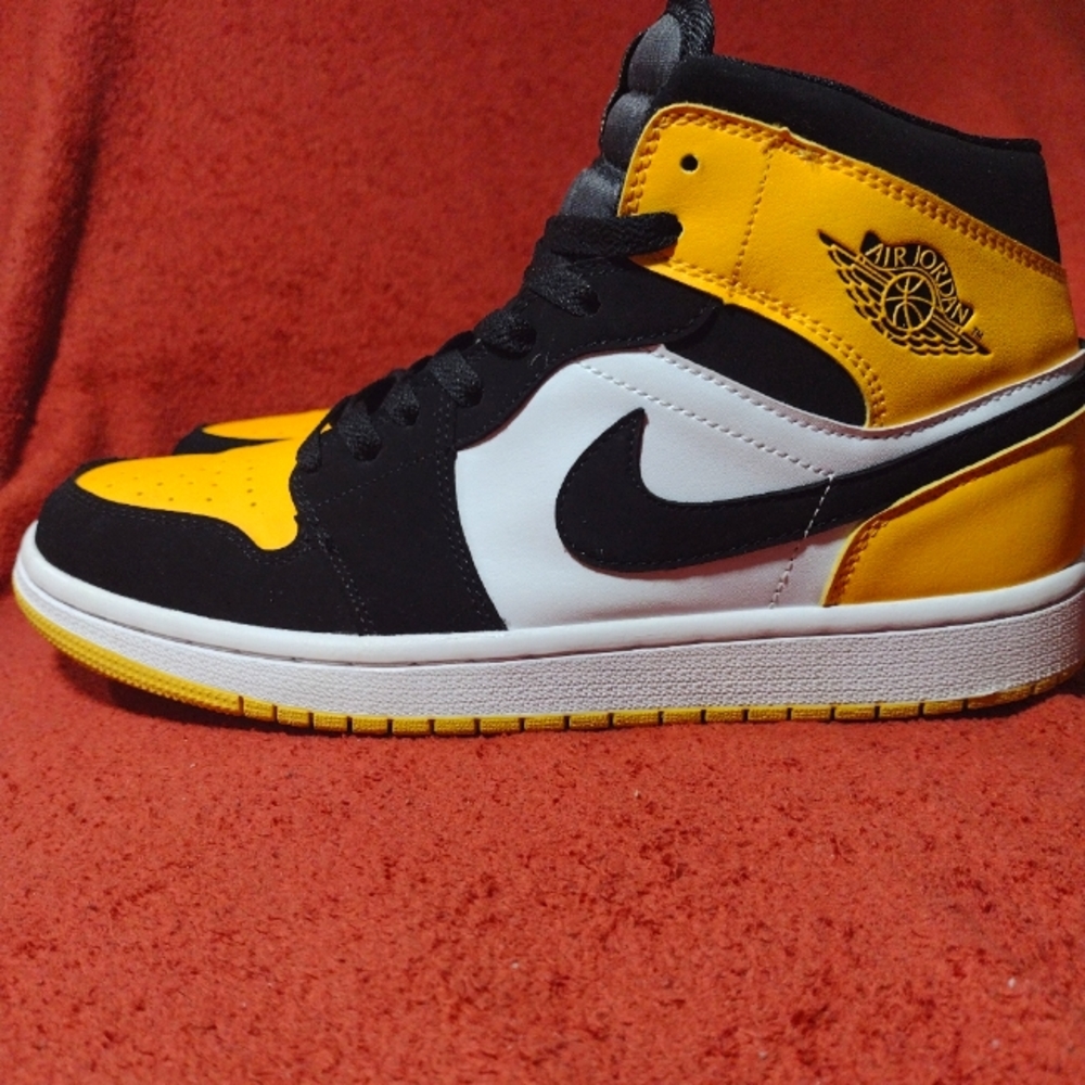 Air Jordan 1 MidYellow Toe Black size 10